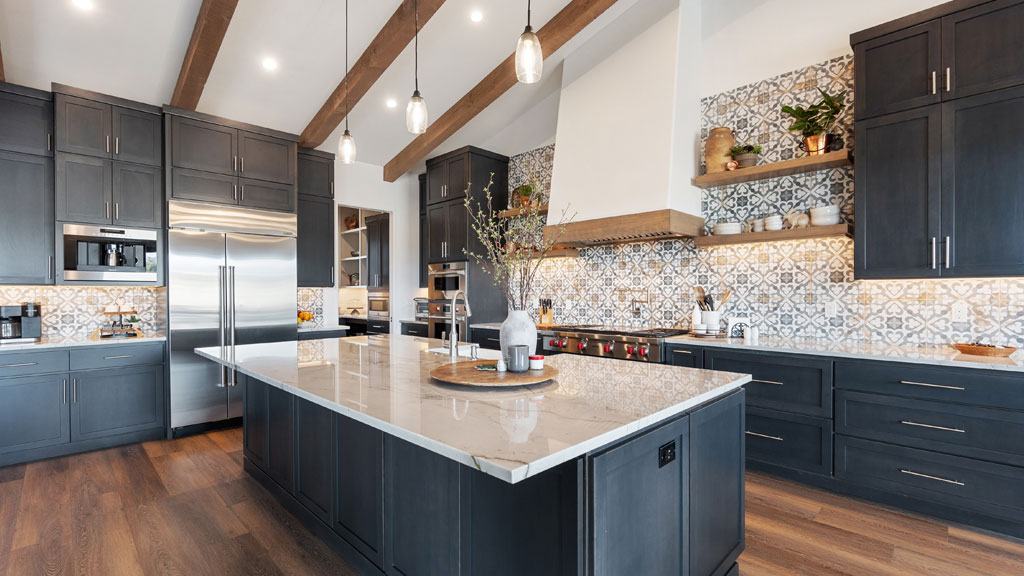 Cuisine moderne haut de gamme avec îlot central en marbre et équipements premium